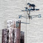 入り口にはシンボルの風見鶏(外観)