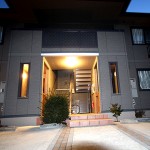 夜間は人感センサー照明灯が作動します(外観)